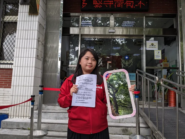 楊佩樺拿鏡子要徐巧芯自己照照。翻攝畫面