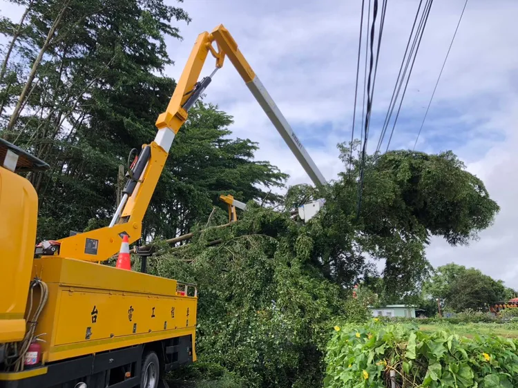屏東剩3,395戶停電，今日要搶修完畢。台電提供