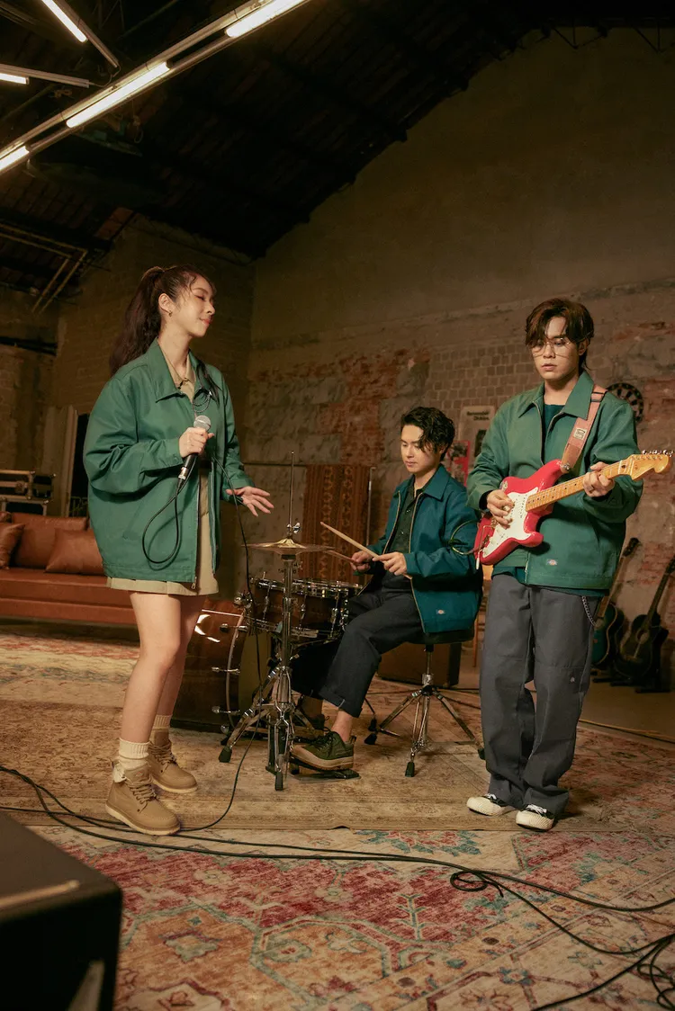 告五人接下國際服飾品牌代言，晉升千萬身價樂團。相信音樂提供