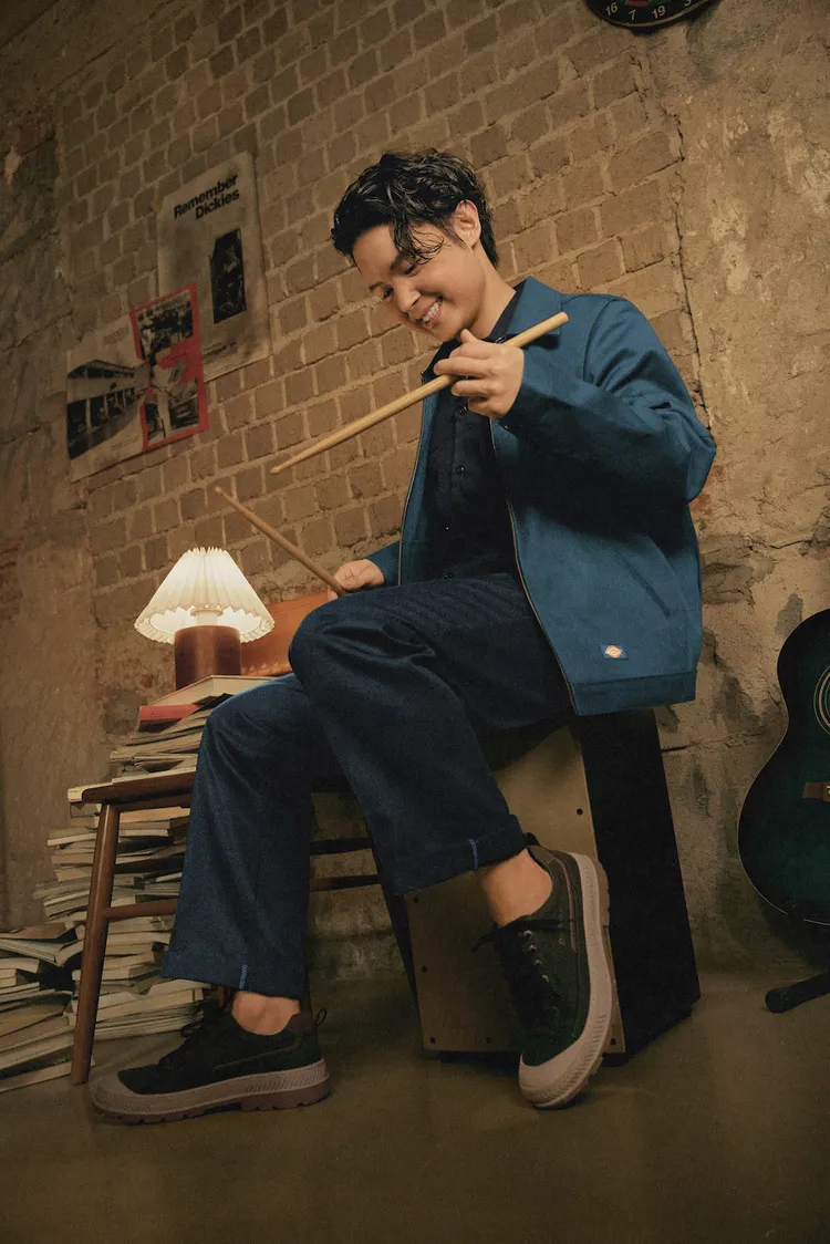 哲謙工作疲累時，找機會拔罐調理身體。相信音樂提供