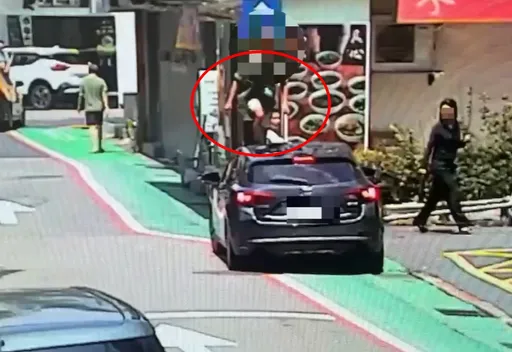 真是狂！走人行道遇違停車竟這麼做　「行人地獄」另類抗議！再告過失傷害