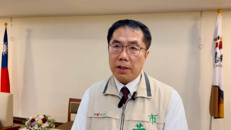 黃偉哲力挺羅一均辛勞。市府提供