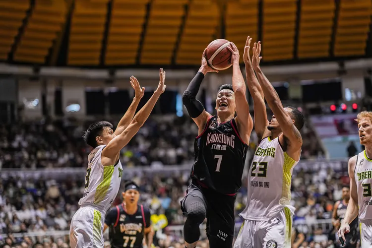 林書豪(中)上季效力高雄鋼鐵人。PLG