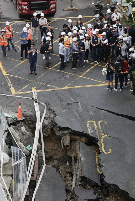 台北市中山區大直街巷弄多棟大樓7日疑因周邊建案開挖而傾斜。中央社