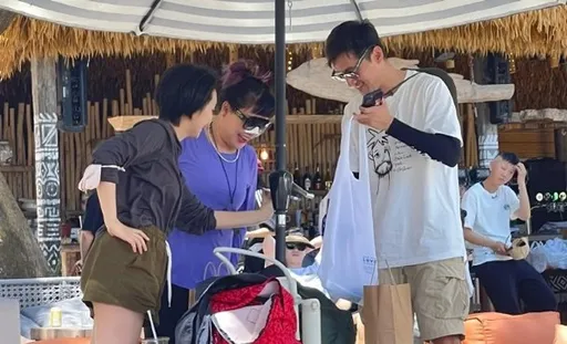 胡歌三亞化身女兒控逗娃 與神祕妻女同框照流出