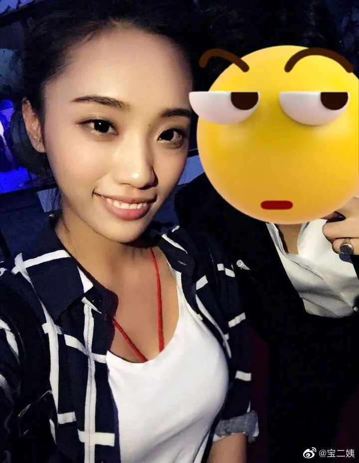 胡歌老婆黃曦寧美照。翻攝寶二姨微博