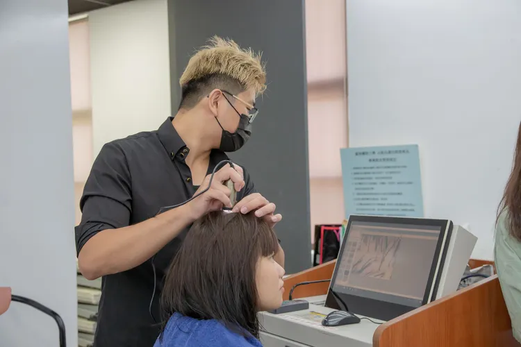 頭皮調理師認證考取率百分百。嘉藥提供