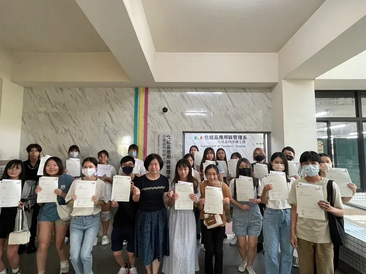 嘉藥粧品系學生在畢業時至少取得2張國家級專業證照。嘉藥提供