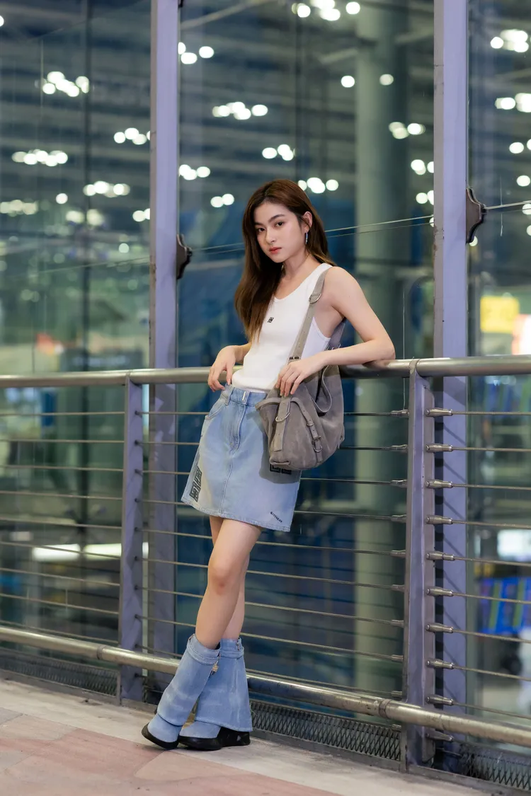 在泰版《流星花園》中飾演「小優」的Prim，配搭Voyou包款以及Shark Lock Boots丹寧鞋款。品牌提供