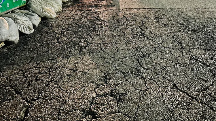 南港東新街建案工地旁路面大片龜裂。何孟樺提供