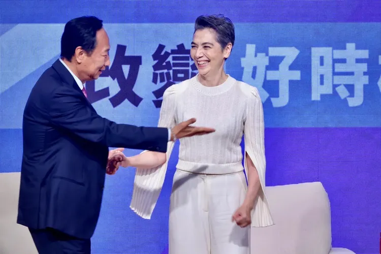 賴佩霞（右）擔任總統參選人郭台銘副手，跌破一堆眼鏡。林林攝