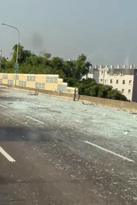 中間、外側和路肩都無法通行，上面遍布玻璃。翻攝自記者爆料網