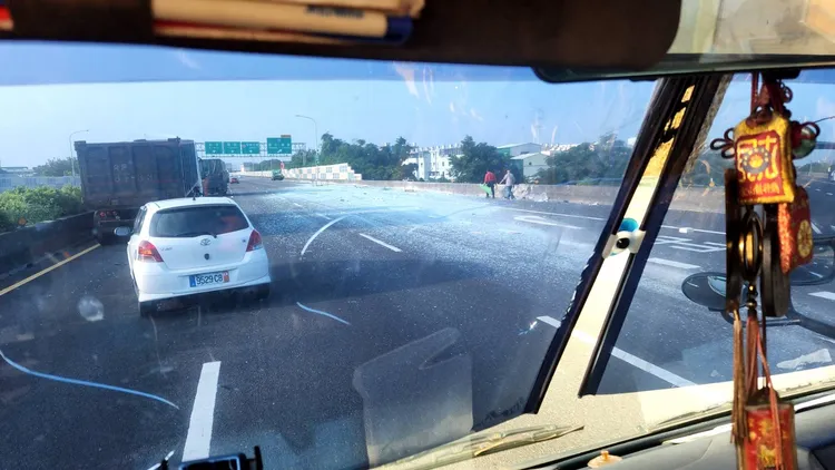 由於僅有內側可通行，現場大塞車。翻攝自記者爆料網