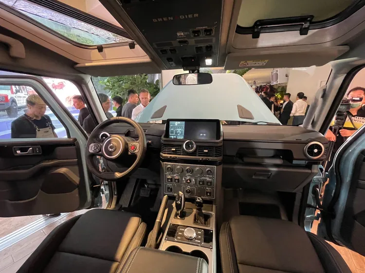 Grenadier車艙僅保留必要的控制按鈕元件，刻意加大所有實體按鍵間距，顛簸路面行駛或配戴手套時操作也直覺合理。林浩昇攝