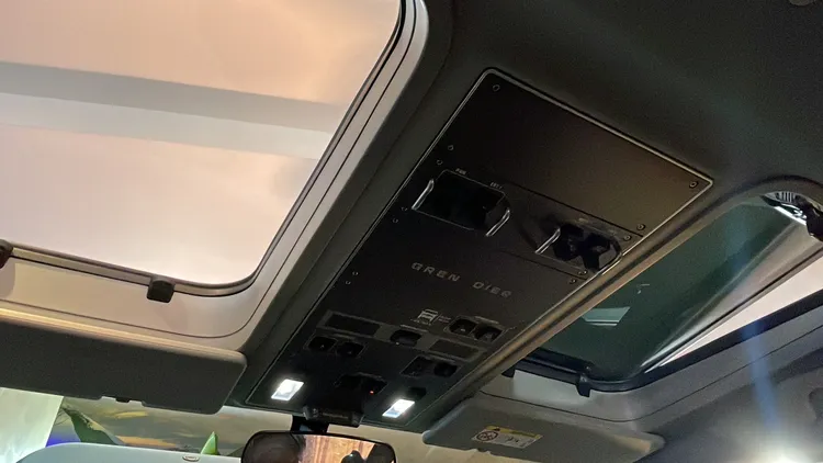 可於機艙式頂控面板切換越野、涉水模式設定，也配置左右手動可拆卸天窗。林浩昇攝