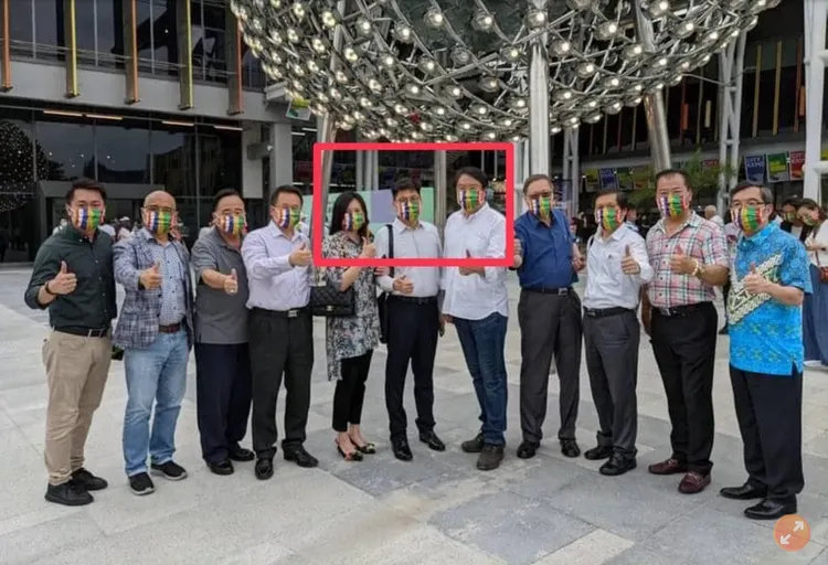 內政部長林右昌(紅框右)擔任基隆市長時，曾與曾耀鋒及女友張淑芬合影。翻攝黃國昌臉書