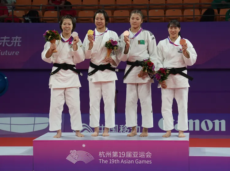 連珍羚（左二）25日在柔道女子57公斤級奪金。新華社
