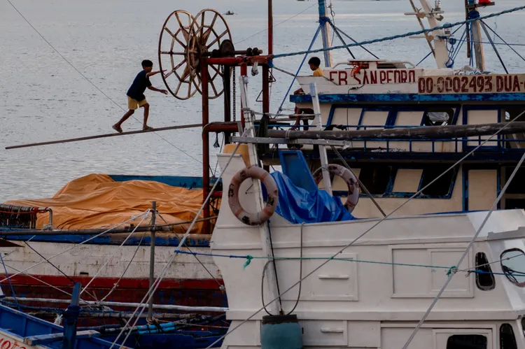 菲律賓三描禮士省港口的漁船。路透社