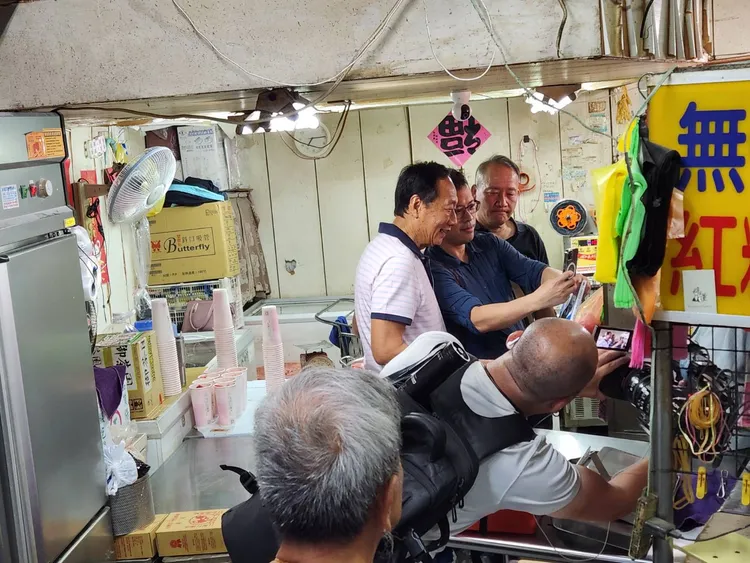 攤商跟郭台銘合照。施智齡攝