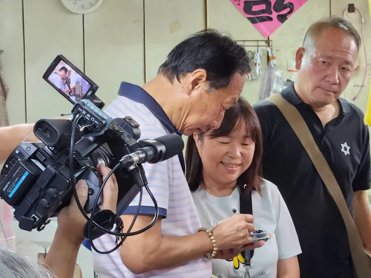 民眾跟郭台銘索取簽名。施智齡攝