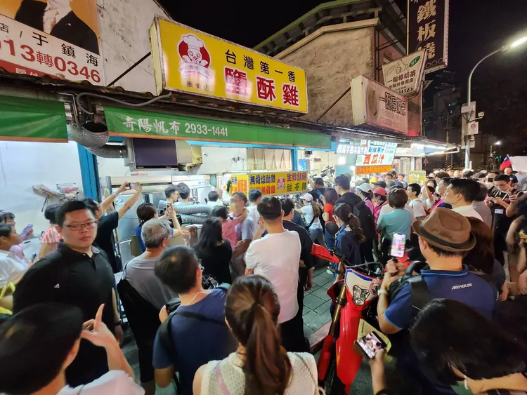 郭台銘逛景美夜市，吸引大批人潮。施智齡攝