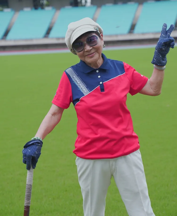 高齡92歲的木球選手楊格女士榮獲卓越貢獻獎。運發局提供