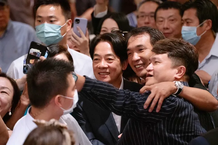 賴清德跟支持的群眾合影。賴競辦提供