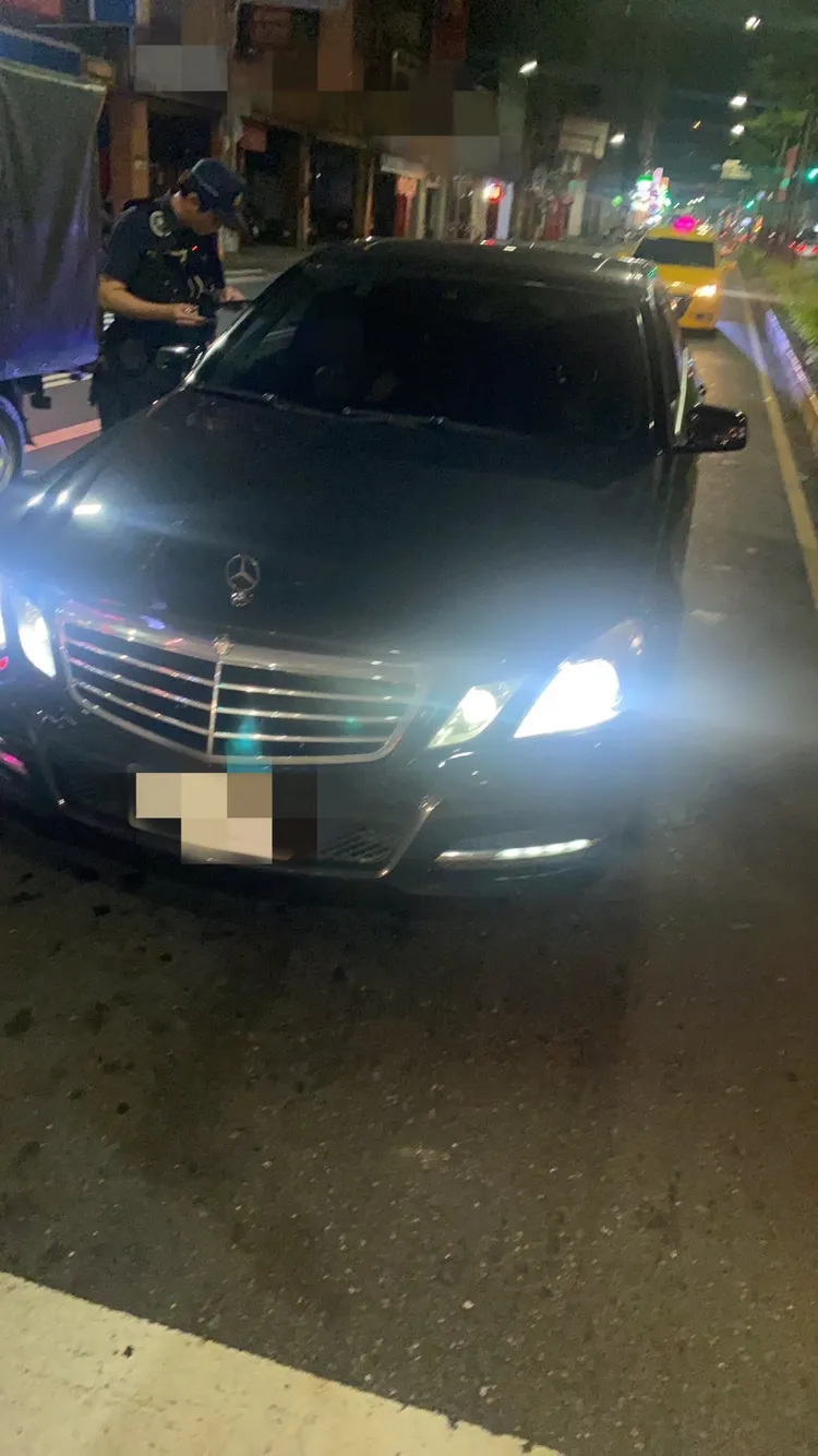 警方攔查涉案逃跑的賓士車。翻攝畫面