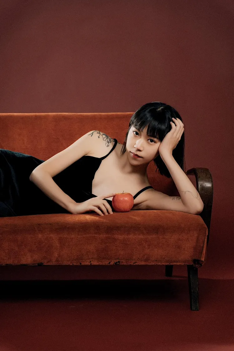 曾大膽露毛展現「裸體藝術」、崇尚極簡自律的生活網紅「NanaQ」，近日改走嗆辣作風。翻攝《NanaQ》粉絲頁