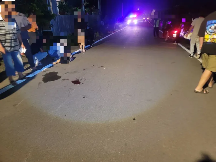 陳姓少女酒後騎機車3貼，自撞路邊停放車輛造成3人受傷，馬路還留有血跡。民眾提供