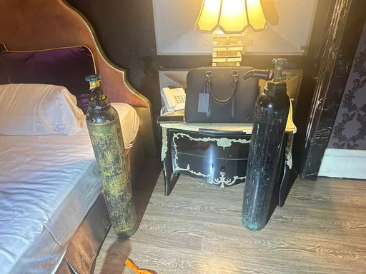 情侶摩鐵開毒趴嗨過頭 住客嫌吵告狀!警敲門搜出這些東西