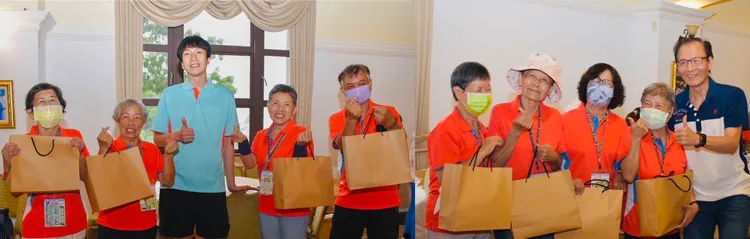 午餐後趣味問答，由永達副總李忠約及吳柏瑨特助致贈長輩小禮物。業者提供