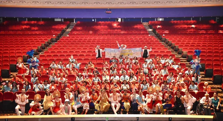 義大樂園皇家劇院演員演出後來到台前一起與志工及長輩們合影。業者提供