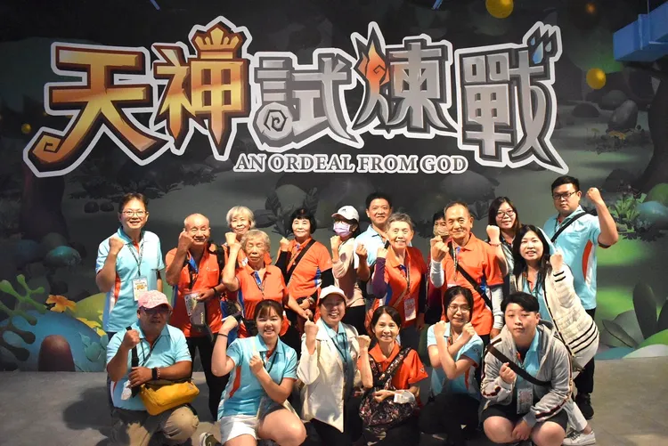 熱情的志工和長輩一起體驗樂園設施，長輩們重返回年輕記憶時光。業者提供