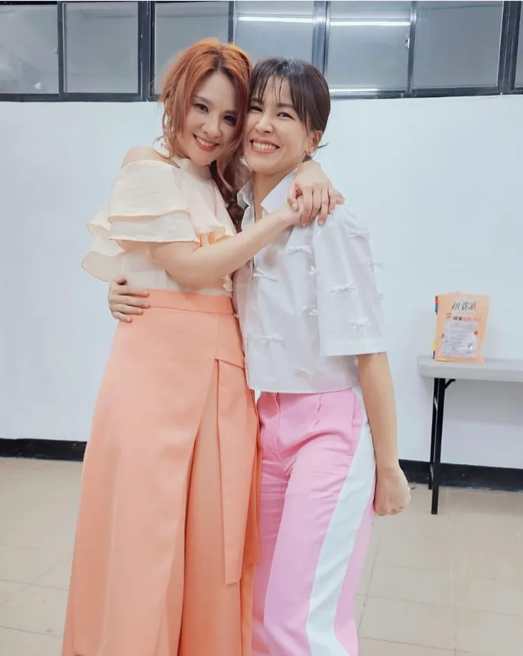 郭靜（左）、曾沛慈在演唱會後台敘舊，相見歡，抱緊處理。台東縣政府社會處提供