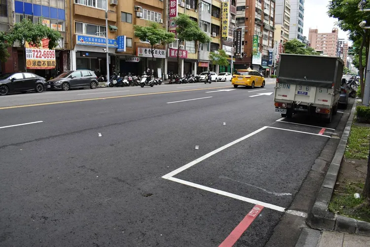 警方在現場採集空彈殼7顆及子彈1顆等證物。翻攝畫面