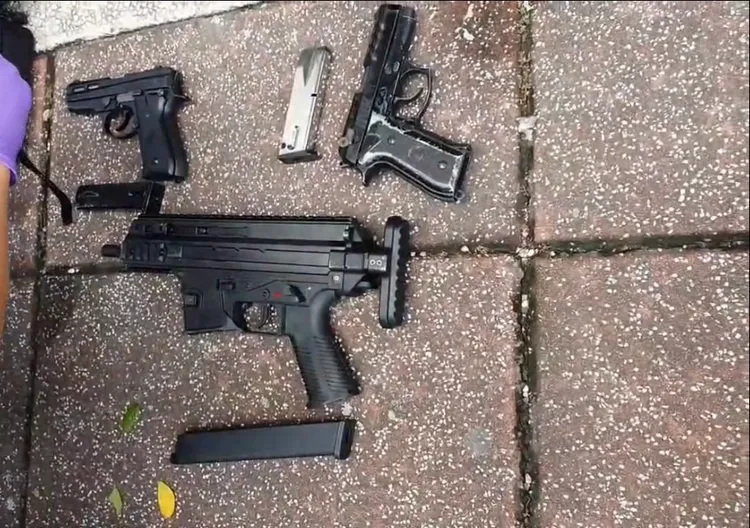 警方起出3把槍枝。讀者提供