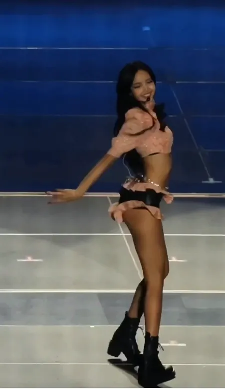 Lisa不吝惜展現一雙長腿，但蜜桃臀呼之欲出，引起爭議。翻攝推特