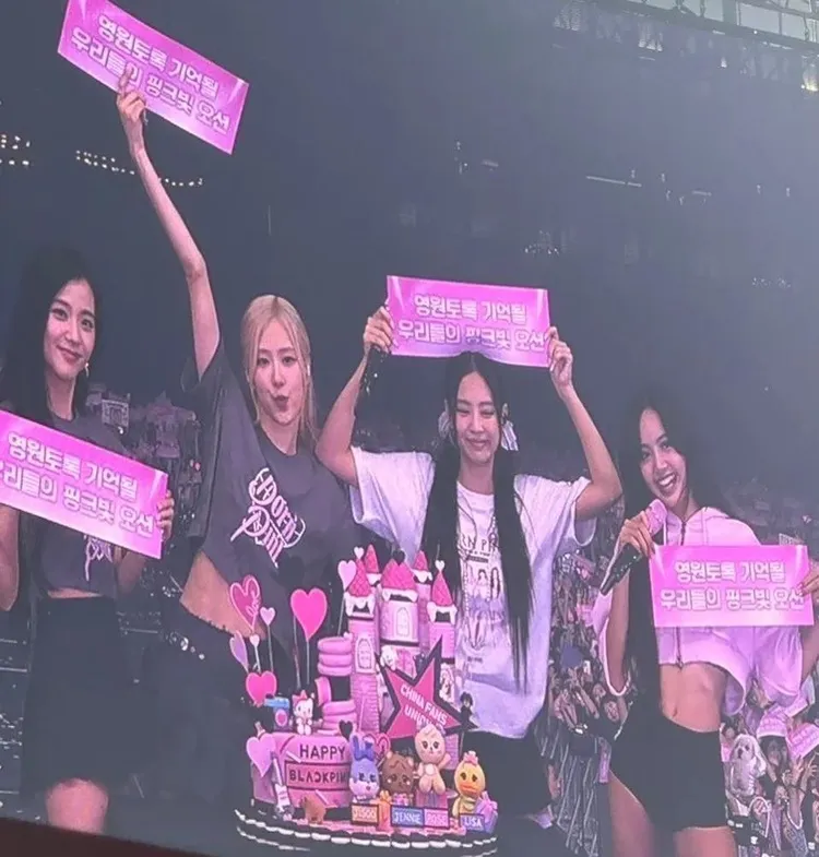 Lisa（右起）的下半身穿搭比Jennie、Rosé、Jisoo還短，被質疑只穿安全褲。翻攝推特