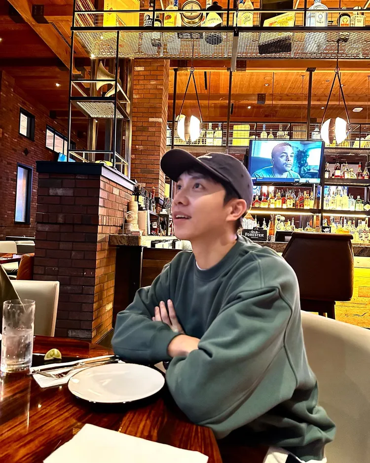 李昇基8月26日在洛杉磯用餐，看起來心情不錯，但飛到亞特蘭大就因身體狀況不佳，缺席贊助餐廳活動。翻攝李昇基IG