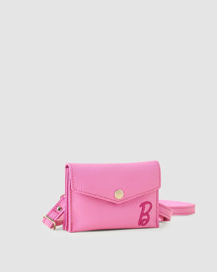 Roots皮件聯名系列迷你信封包，3680元。品牌提供