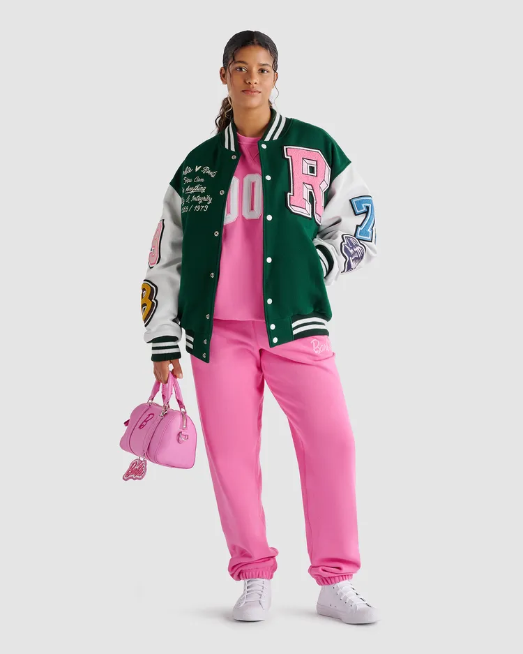 聯名系列文字皮革棒球外套，2萬8800元。品牌提供