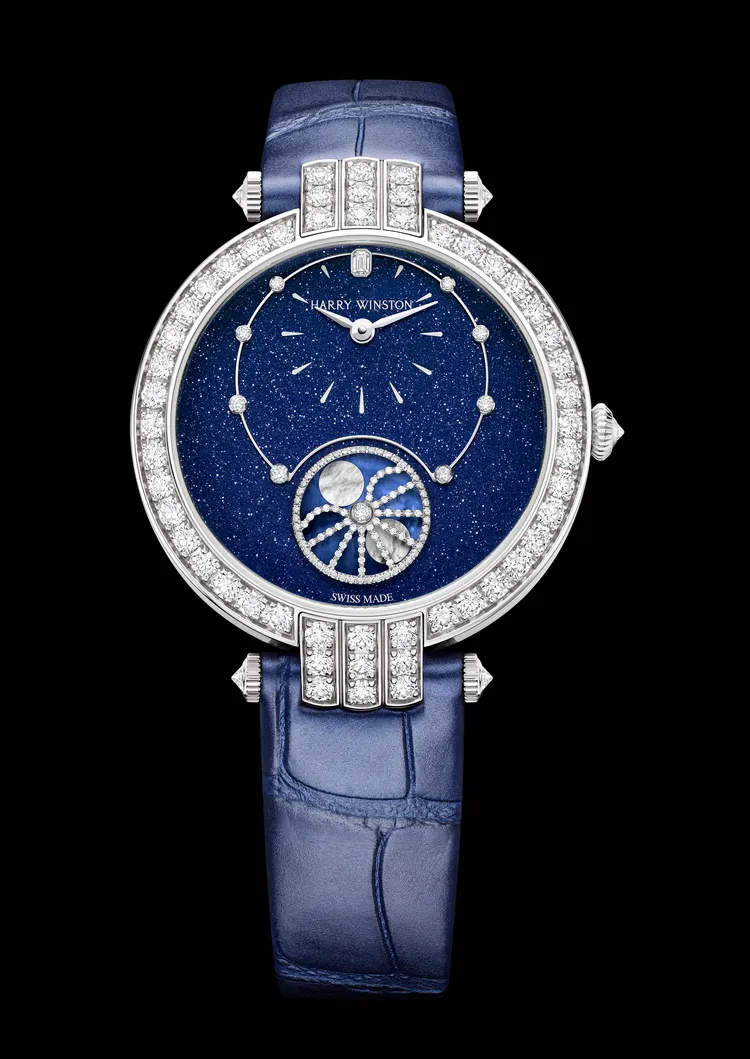 海瑞溫斯頓卓時Premier系列 Precious月相功能自動腕錶 藍色款，36mm，18K白金錶殼，藍色砂金石錶面，藍色珍珠色澤鱷魚皮錶帶，HW3102自動上鍊機械機芯，防水深度30米，價格店洽。品牌提供