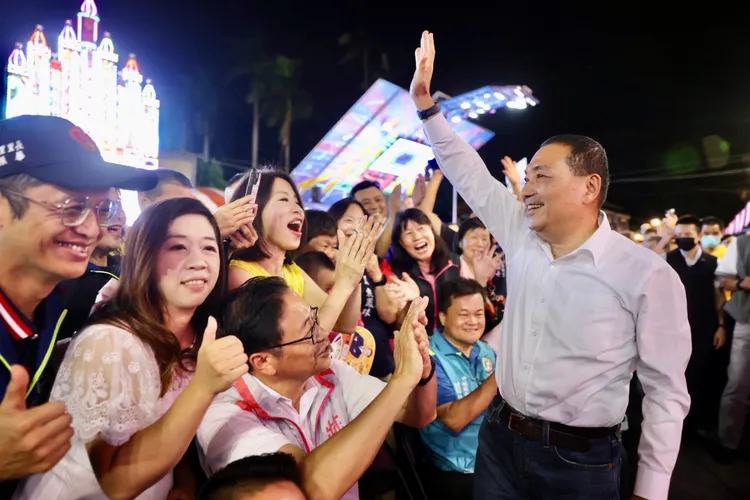 侯友宜受到支持者熱烈歡迎。侯辦提供