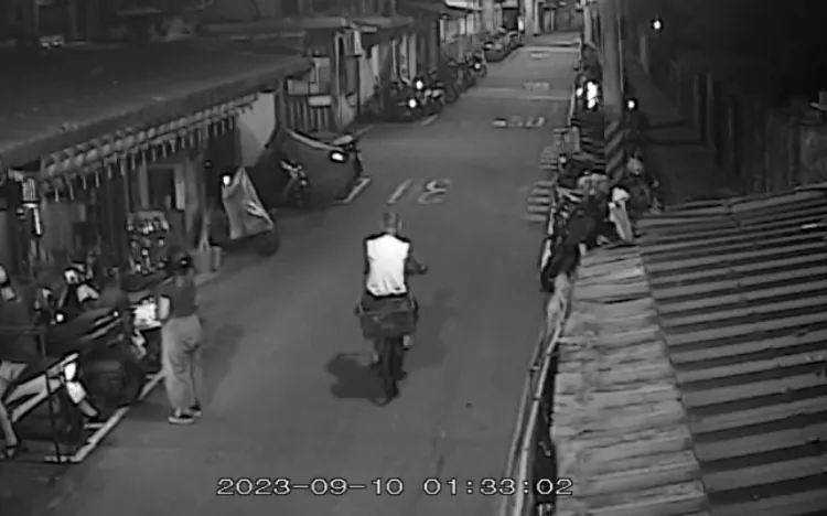 鄭男犯案後騎乘自行車離去。翻攝畫面