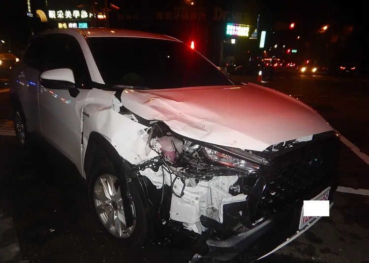 肇事的多元計程車。民眾提供