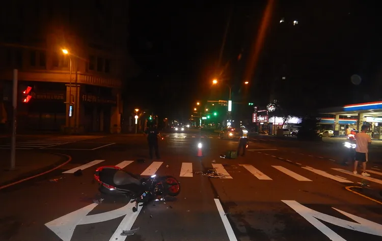 外送員被撞飛10多公尺，送醫搶救中。民眾提供