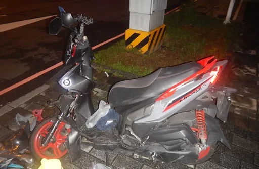 驚悚畫面曝光!外送員遭違規計程車撞飛 空翻落地命危搶救中