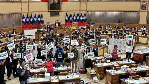 侯友宜新北議場另類同框賴清德 藍綠白亂鬥!綠拒代理市長上台