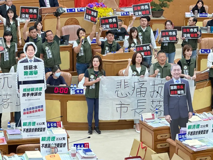 藍綠攻防拿出侯友宜與賴清德人形立牌戶別苗頭，上演另類同框。曾佳俊攝